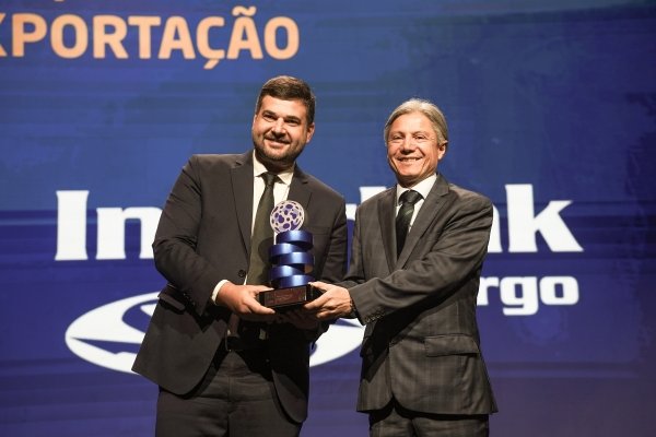 Francisco recebe o prêmio